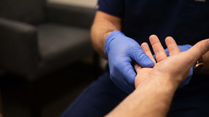 Avuç içinde parmak fleksör tendonunun muayenesi